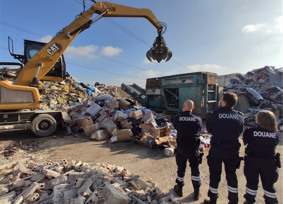 Les douaniers détruisent plus de 37 000 contrefaçons, saisies lors d’un contrôle sur l’A7 à hauteur de Vienne