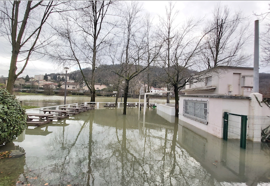 Crue du Rhône, forts débits, buvette de l’Ile Barlet sous les eaux et navigation entravée…