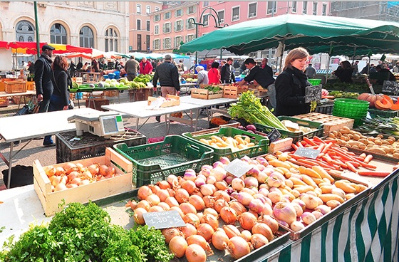 Reconfinement, les nouvelles mesures à Vienne : plus que de l’alimentaire sur les marchés, accueil périscolaire limité, etc.