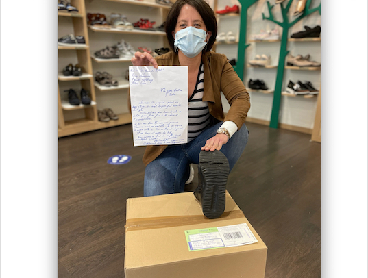 Une commerçante viennoise envoie une paire de chaussures usagées à Castex : “on marche sur la tête !”