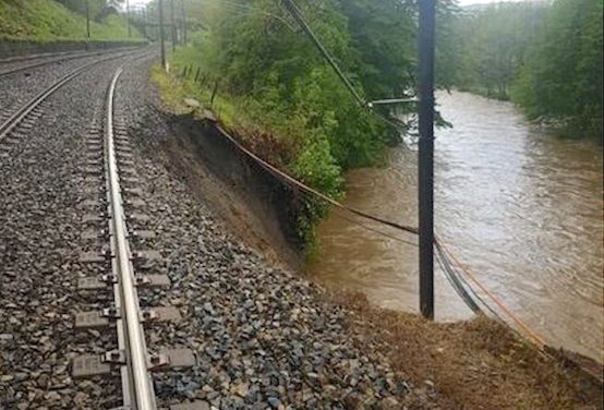 Conséquence de la pluie, une caténaire s&rsquo;effondre : plus de TER entre Lyon et Saint-Etienne !