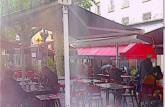 Réouverture des terrasses à Vienne : du monde, malgré la pluie, pour savourer la liberté retrouvée