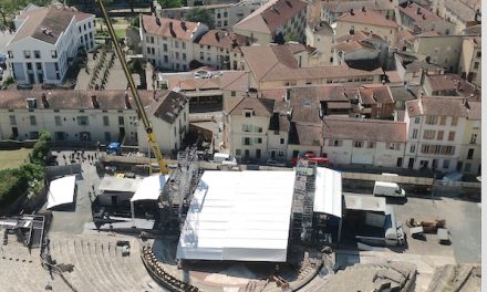 Jazz à Vienne se prépare : le toit de la scène d’ores et déjà en cours d’installation au théâtre antique