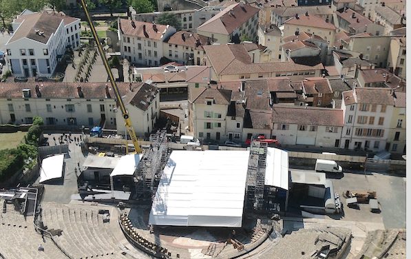 Jazz à Vienne se prépare : le toit de la scène d’ores et déjà en cours d’installation au théâtre antique