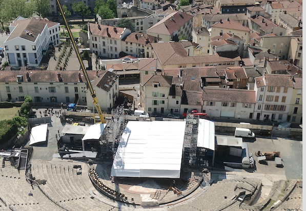 Jazz à Vienne se prépare : le toit de la scène d’ores et déjà en cours d’installation au théâtre antique