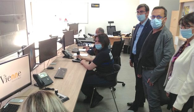 Elections régionales-Yannick Neuder en visite au centre de vidéo-surveillance de Vienne : “priorité à la sécurité”