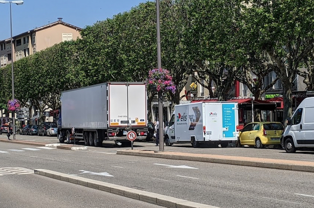 3 000 poids-lourds passent chaque jour place Saint-Louis et 200, cours Brillier : La Ville  prend des mesures