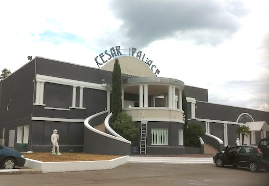 Soirées clandestines au César Palace pendant les confinements : la gérante relaxée en Appel…