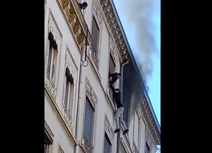 Incendie à la Part-Dieu, à Lyon : suspendu dans le vide, il est sauvé par un voisin !