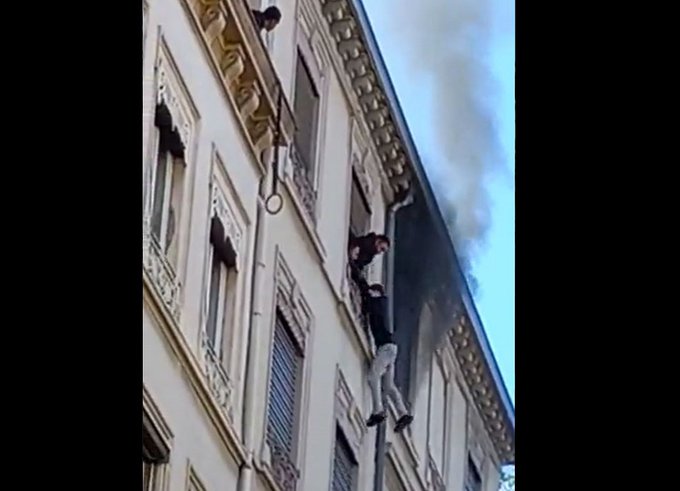 Incendie à la Part-Dieu, à Lyon : suspendu dans le vide, il est sauvé par un voisin !