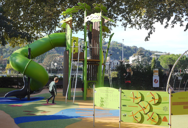 Toboggans, passerelles, boîte sonore, etc : inauguration de la nouvelle aire de jeux du Jardin de Ville de Vienne