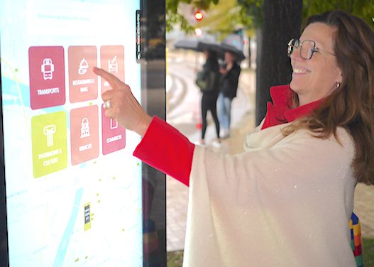 On y trouve les commerces, les sites touristiques, etc. : trois bornes interactives installées dans le centre de Vienne