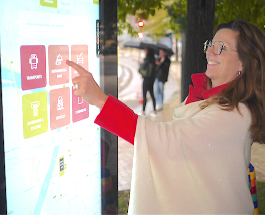 On y trouve les commerces, les sites touristiques, etc. : trois bornes interactives installées dans le centre de Vienne