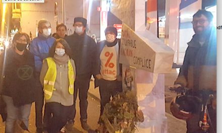 Dépôt de gerbe hier soir au “monument aux morts climatiques” devant la station-service Total à Vienne