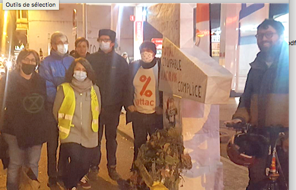 Dépôt de gerbe hier soir au “monument aux morts climatiques” devant la station-service Total à Vienne