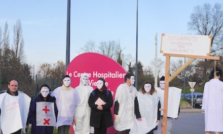 Devant l’hôpital de Vienne, le Collectif Citoyens Pays Viennois demande la réintégration des infirmières suspendues