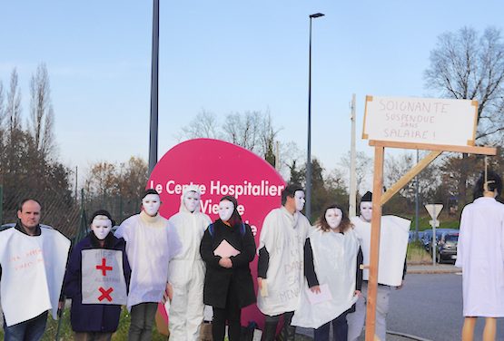 Devant l’hôpital de Vienne, le Collectif Citoyens Pays Viennois demande la réintégration des infirmières suspendues