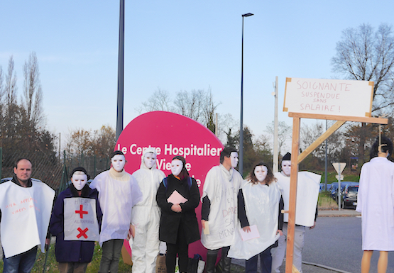 Devant l’hôpital de Vienne, le Collectif Citoyens Pays Viennois demande la réintégration des infirmières suspendues