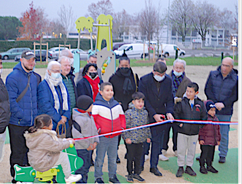 Dans le cadre de l’aménagement de la place Auguste-Perret à Malissol, inauguration d’une aire de jeux