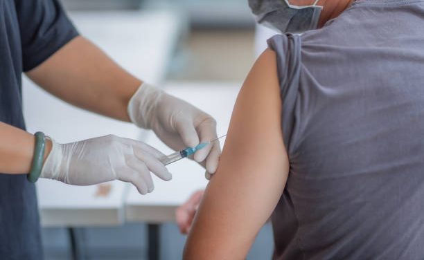 Une étude scientifique  des HCL confirme l’impact favorable de la vaccination : – 98 % d’hospitalisations !