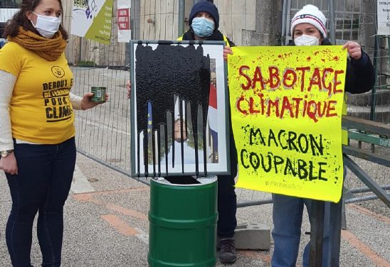 Tandis qu’Emmanuel Macron parlait à Strasbourg, son portrait souillé devant le tribunal de Vienne par des activistes non violents