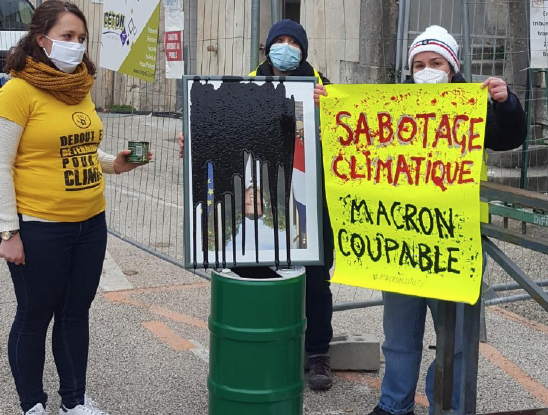 Tandis qu’Emmanuel Macron parlait à Strasbourg, son portrait souillé devant le tribunal de Vienne par des activistes non violents