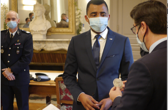 A eux six, ils sauvent une femme qui tentait de se suicider : ils reçoivent la médaille de la Ville de Vienne