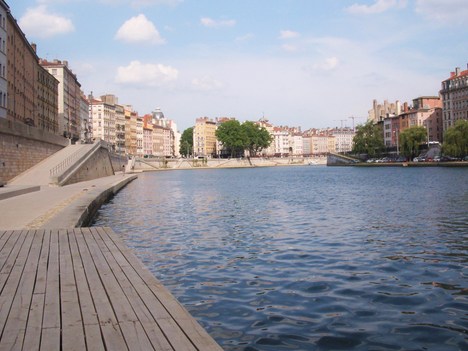 A Lyon, deux jeunes plongent dans la Saône et sauvent une femme en train de se noyer