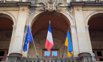 En soutien à ce pays, Thierry Kovacs pavoise l’hôtel-de-ville de Vienne avec le drapeau de l’Ukraine