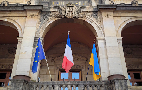 En soutien à ce pays, Thierry Kovacs pavoise l&rsquo;hôtel-de-ville de Vienne avec le drapeau de l&rsquo;Ukraine