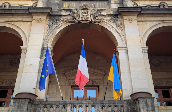 En soutien à ce pays, Thierry Kovacs pavoise l’hôtel-de-ville de Vienne avec le drapeau de l’Ukraine