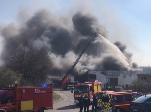 3 000 m²  de la société Paprec spécialisée dans le papier  recyclé partent en fumée à Saint-Priest