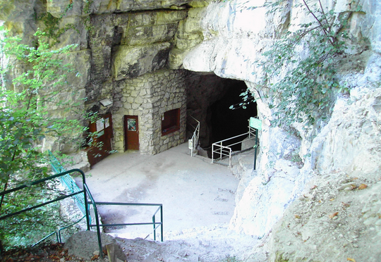 Tragique sortie scolaire en Isère : un spéléo trouve la mort au sein des grottes de Sassenage