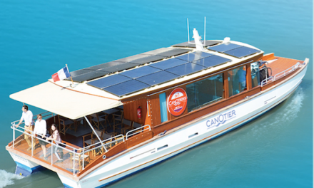 Il propose des mini-croisières œnologiques, bateau-vélo et autres : le catamaran “Canotier” accoste à Sainte-Colombe à partir du vendredi 17 juin