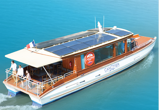 Il propose des mini-croisières œnologiques, bateau-vélo et autres : le catamaran “Canotier” accoste à Sainte-Colombe à partir du vendredi 17 juin