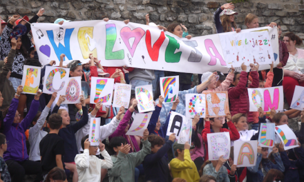 Devant 4 500 enfants, Jazz à Vienne commence à prendre son envol au théâtre antique avec le saxophoniste cosmique Raphaël Imbert…