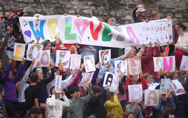 Devant 4 500 enfants, Jazz à Vienne commence à prendre son envol au théâtre antique avec le saxophoniste cosmique Raphaël Imbert…