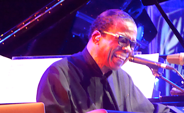 Pour sa quinzième participation à Jazz à Vienne, le monument Herbie Hancock ravit une nouvelle fois le théâtre antique