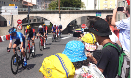 Tranche de Tour de France : “les coureurs de l’échappée arrivent à Vienne, plus belle ville de France, dans deux minutes…”