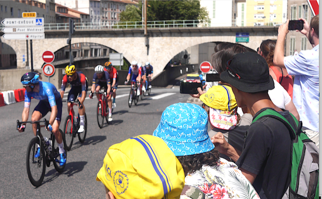 Tranche de Tour de France : “les coureurs de l’échappée arrivent à Vienne, plus belle ville de France, dans deux minutes…”
