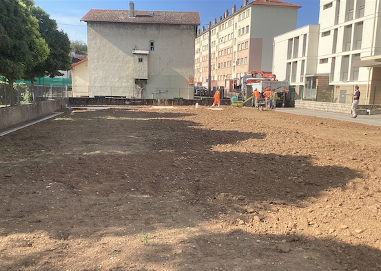 Toutes les écoles de Vienne commencent à voir leurs cours engazonnées et dotées d’arbres fruitiers ou non…