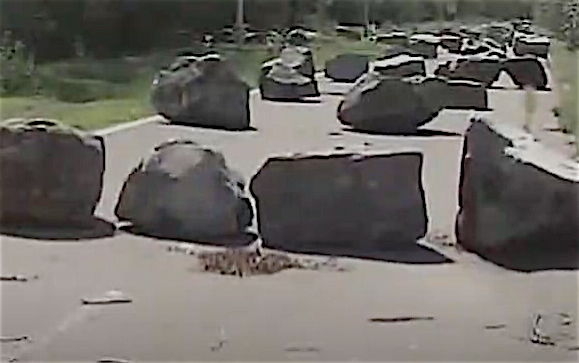 Le maire installe des centaines de kilos de rochers pour lutter contre les rodéos à Ternay