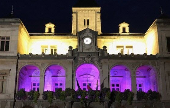 Lutte contre le cancer du sein : à partir d’aujourd’hui, le balcon de l’hôtel-de-ville de Vienne illuminé en rose