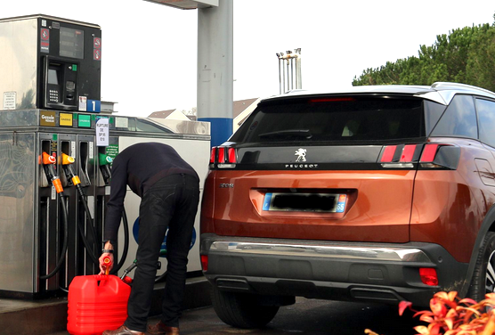 La pénurie perdure dans les stations-services de l&rsquo;Isère  : le préfet interdit les jerricans et le “stockage de précaution”