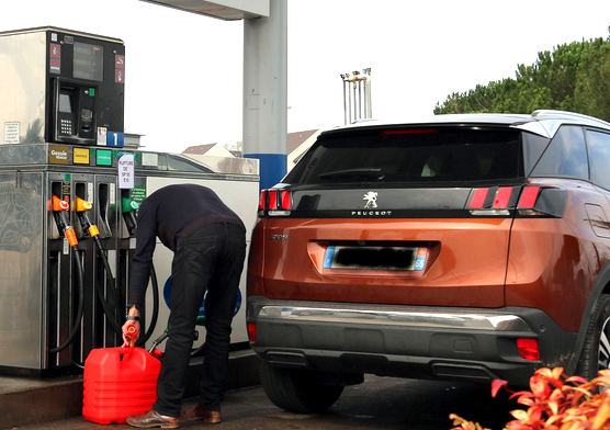 La pénurie perdure dans les stations-services de l’Isère  : le préfet interdit les jerricans et le “stockage de précaution”