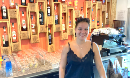 A 24 ans, Eloïse reprend le bar/restaurant/épicerie de Saint-Sorlin-de-Vienne : distinguée au niveau national !