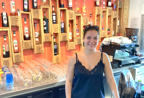 A 24 ans, Eloïse reprend le bar/restaurant/épicerie de Saint-Sorlin-de-Vienne : distinguée au niveau national !