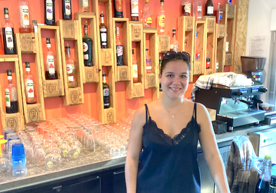 A 24 ans, Eloïse reprend le bar/restaurant/épicerie de Saint-Sorlin-de-Vienne : distinguée au niveau national !