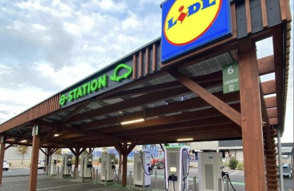 La 1ère est située  près de Lyon : Lidl se lance dans les stations- -services tout électriques