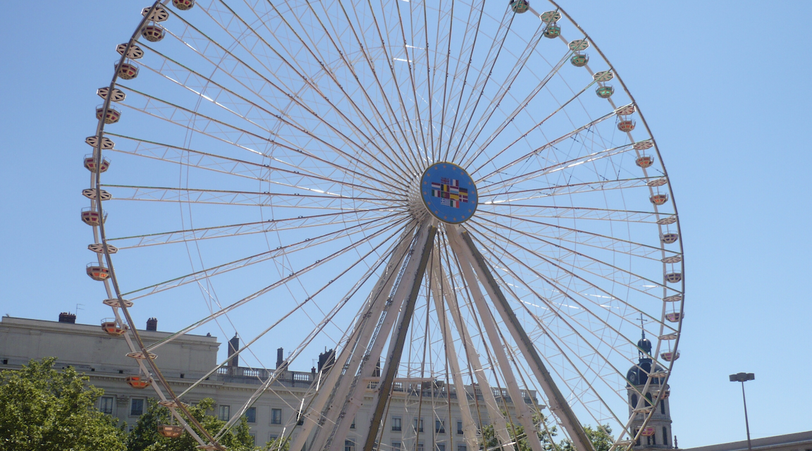 La grande roue de la place Bellecour à Lyon vient de retrouver sa place : petit tour d’horizon…